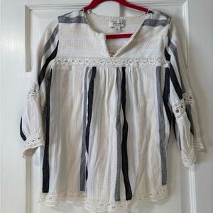 Umgee White and Black Textured Blouse